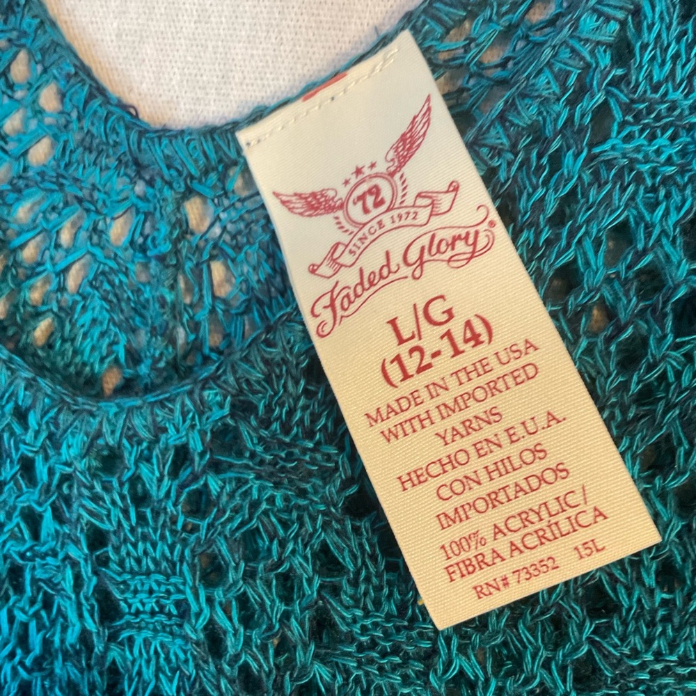 Faded Glory women’s beautiful teal blue knit sweater
In a size medium. A++